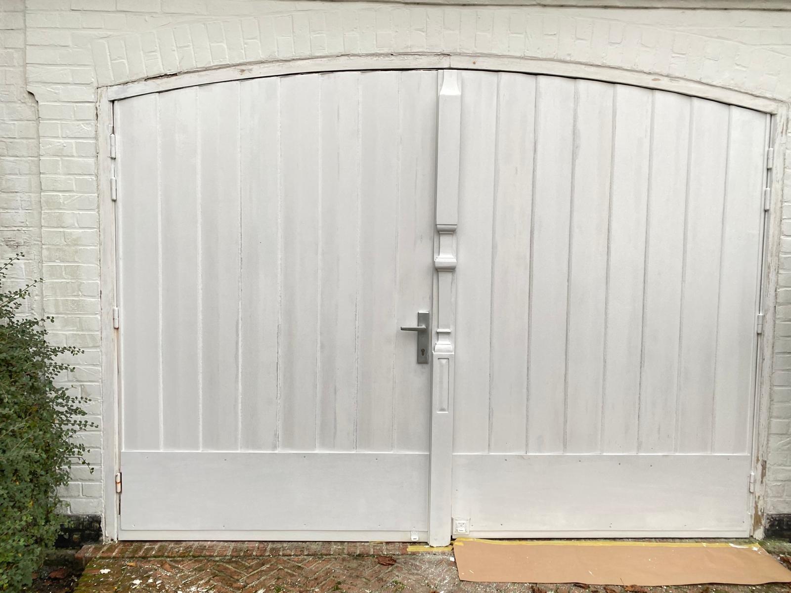 Garagepoort geschilderd in Oostende
