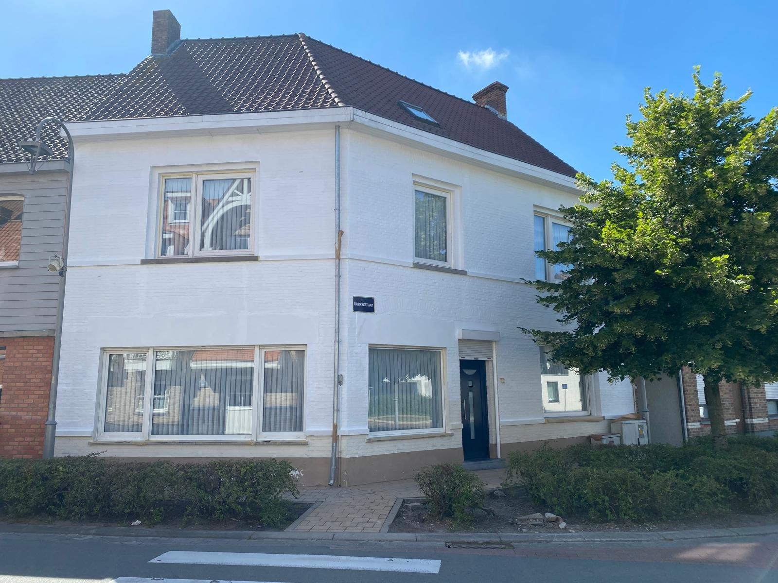 Gevelschilderwerk aan een grote woning in West-Vlaanderen